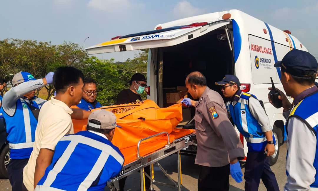 Evakuasi mayat seorang pria di Tol Sumo. (Foto: Istimewa)