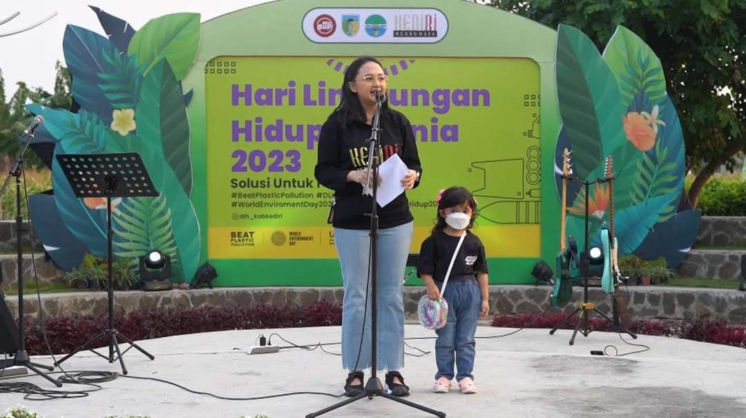 Ketua TP PKK Kabupaten Kediri, Eriani Annisa Hanindhito (Mbak Cicha) ajak putrinya melihat lomba daur ulang sampah. (Foto: Istimewa)