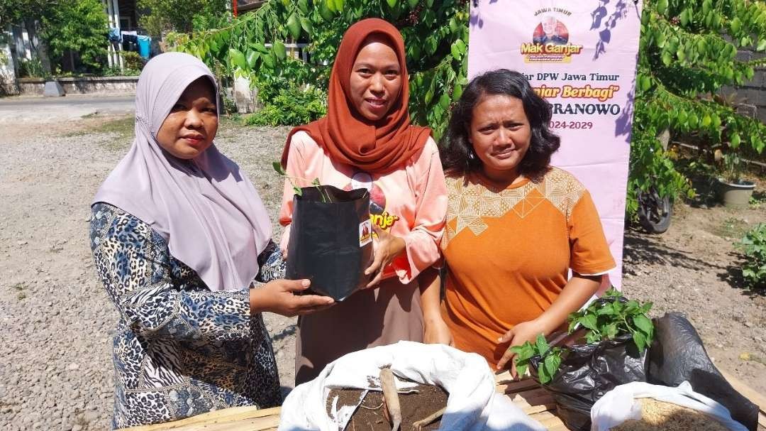 Relawan Mak Ganjar memberikan pelatihan budi daya sayuran di Nganjuk. (Foto: Istimewa)