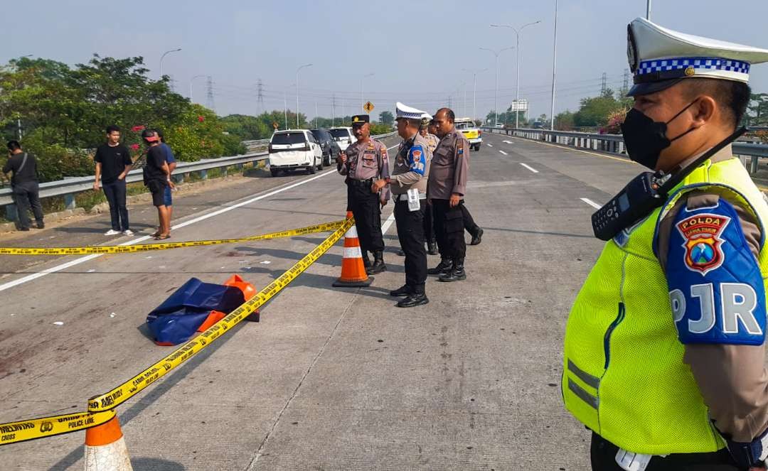 Penemuan mayat di Tol Sumo. (Foto: Istimewa)