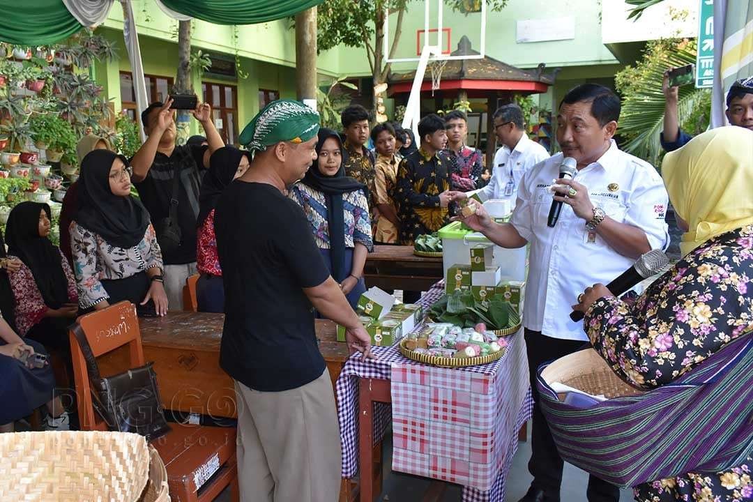 Lapak kuliner tradisional seperti pecel, gethuk, jongkong, iwel-iwel, cemoe, dawet, tepo, serta jamu tampak berjajar. Kepala Dinas Pendidikan Ponorogo, Nurhadi Hanuri  di acara Pekan Pasar Tradisional Bedjo Moeljo digelar di halaman SMPN 4 Ponorogo Rabu 21 Juni 2023. (Foto: dok. Kominfo)