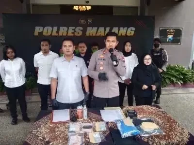 Wakapolres Malang, Kompol Wisnu Setiyawan (kanan) saat rilis kasus di Mapolres Malang. (Foto: Lalu Theo/Ngopibareng.id)