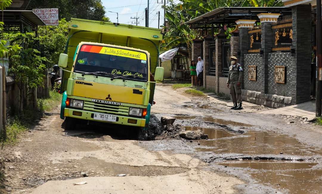 Kondisi jalan di Desa Mliriprowo, Sidoarjo, yang akan dibeton. (Foto: Aini Arifin/Ngopibareng.id)