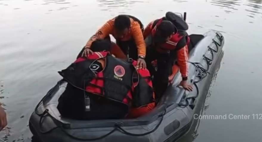 Petugas saat melakukan pencarian balita tenggelam. (Foto: command center 112)