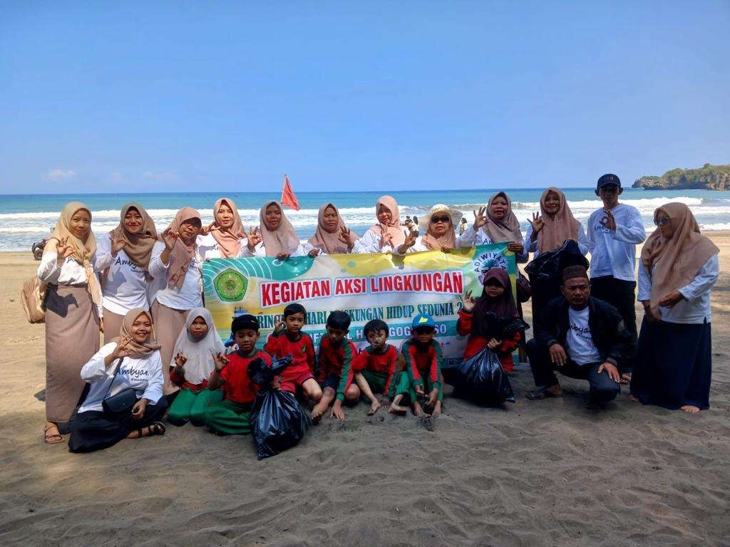 Memperingati Hari Lingkungan Hidup, para pengajar dan siswa Madrasah Ibtidaiyah Miftahul Huda ( MIMH ) Gogodeso Kecamatan Kanigoro Kabupaten Blitar kampanye berburu sampah plastik di wisata Pantai Serang kecamatan  Panggungrejo, Minggu 25 Juni 2023.(Foto: Choirul Anam/Ngopibareng.id)