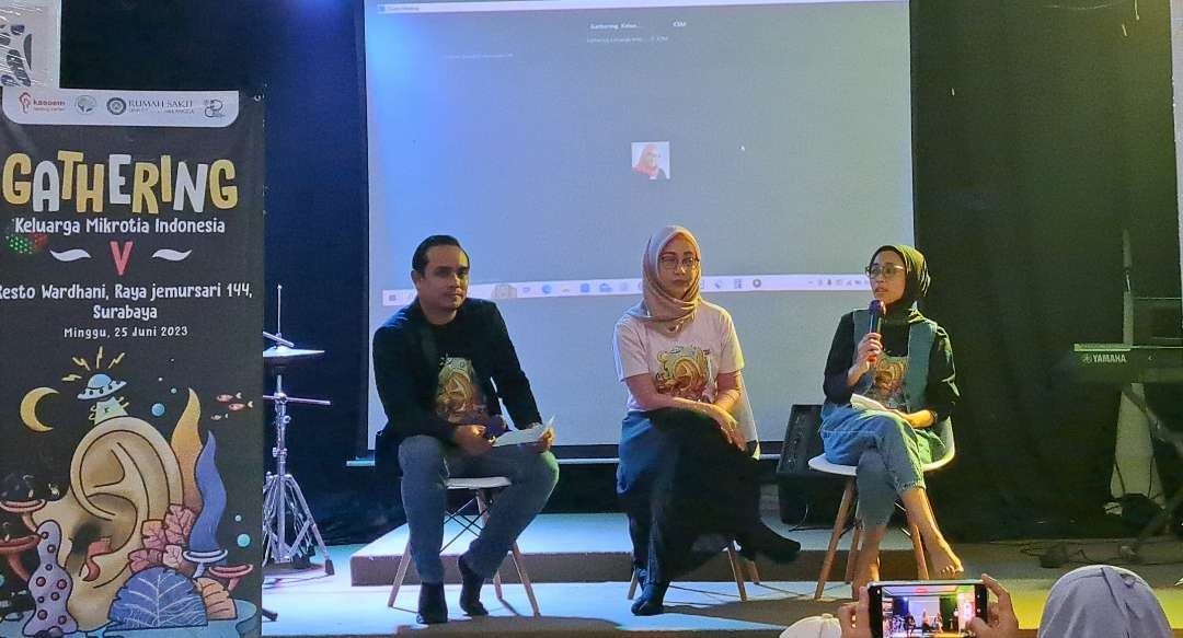 Dokter Rosa Falerina (tengah) bersama dokter dr. Indri Lakhsmi Putri, Sp.BP-RE (KKF) dalam talkshow bersama keluarga microtia Indonesia. (Foto: Pita Sari/Ngopibareng.id)