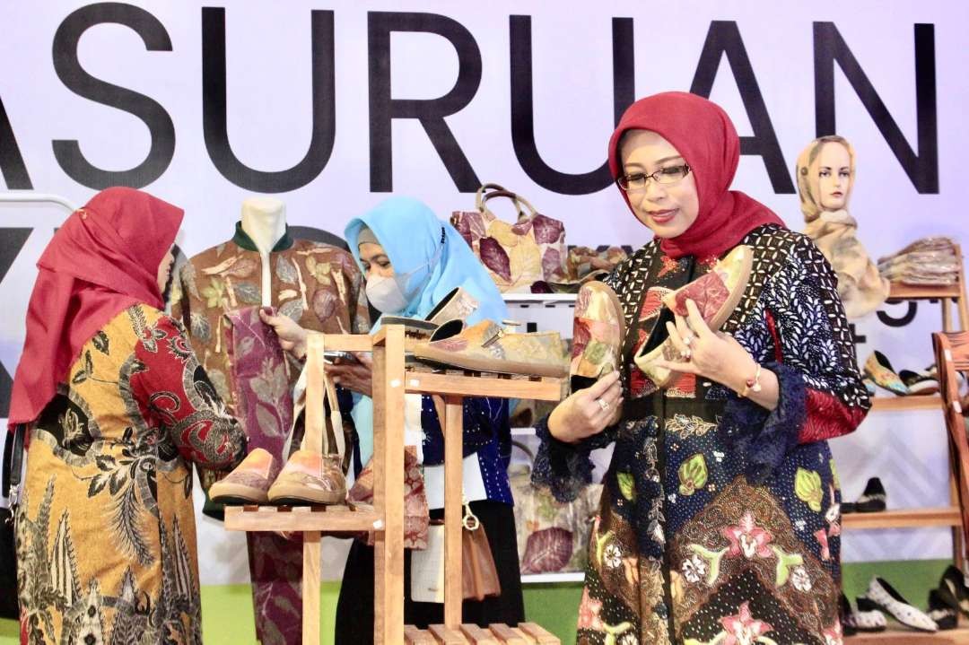 Ketua Dekranasda Kota Pasuruan sekaligus Ketua Tim Penggerak (TP) PKK Kota Pasuruan, Fatma Saifullah Yusuf (Fatma) sukses mengenalkan produk unggulan Kota Pasuruan di gelaran Pasuruan City Expo, Kamis 22 Juni 2023.  (Foto: Humas Pemkot Pasuruan)