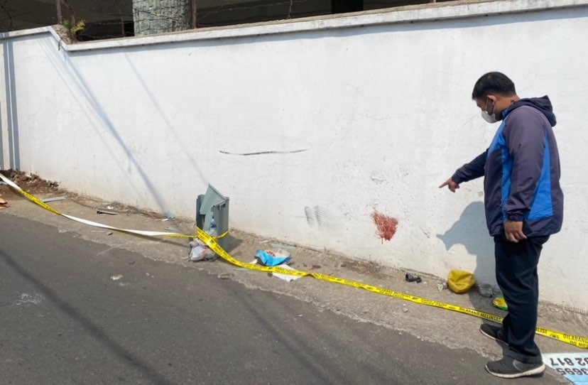 Bercak darah di tembok Universitas Muhammadiyah Malang (UMM) dari korban. (Foto: Lalu Theo/Ngopibareng.id)