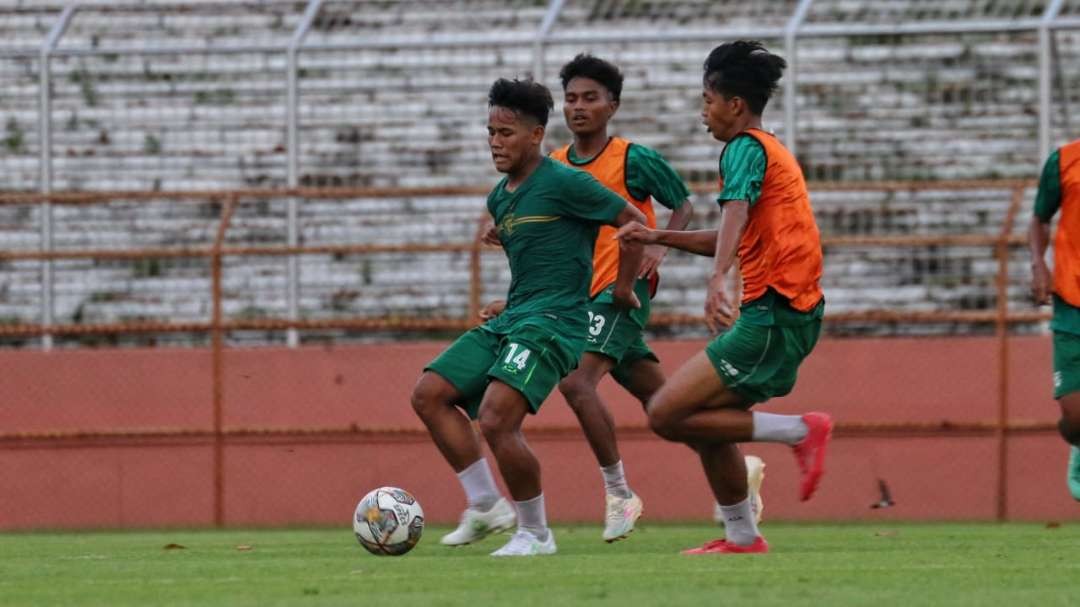 Pemain Persebaya, Toni Firmansyah (hijau) saat berlatih di Surabaya. (Foto: Fariz Yarbo/Ngopibareng.id)