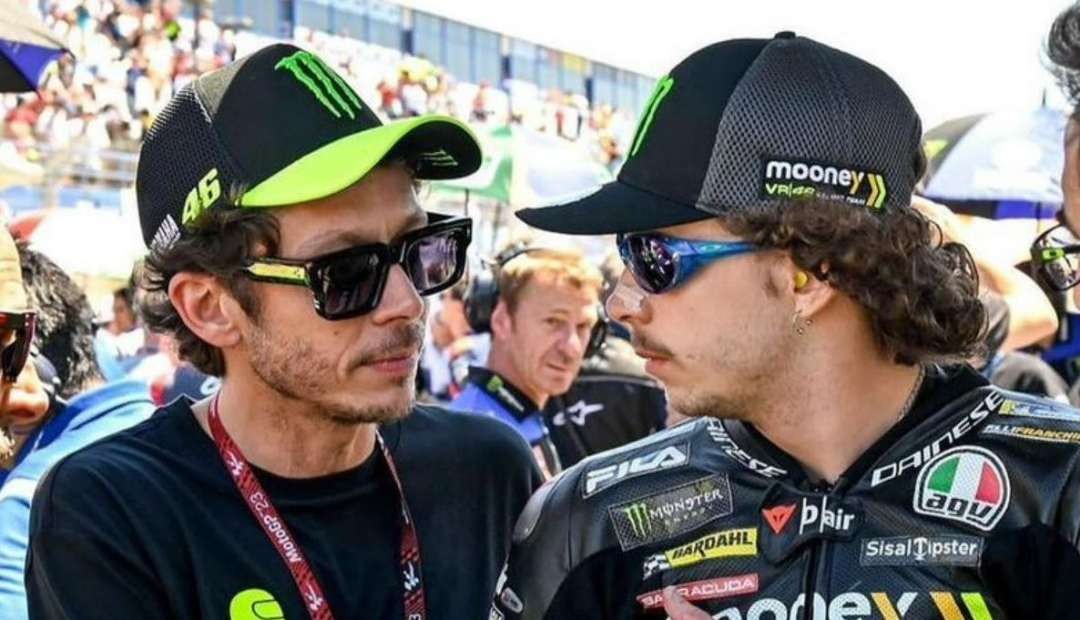 Valentino Rossi bersama Marco Bezzecchi. (Foto: twitter/@ValeYellow46)