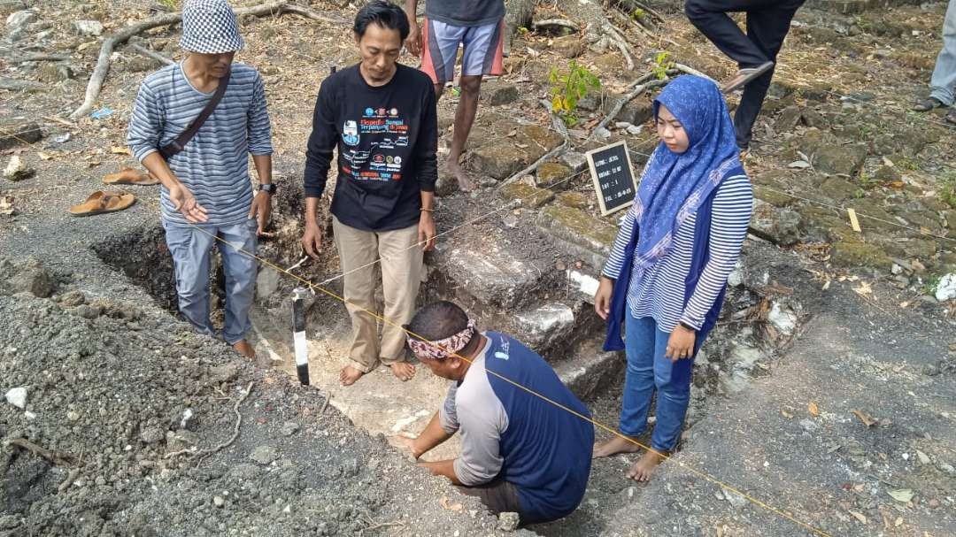 Keterangan Foto: Balai Pelestarian Kebudayaan (BPK) Wilayah XI Jawa Timur sedang melakukan proses eskavasi arkeologi Situs Jetis, Lamongan(Foto:Imron Rosidi/ngopibareng.id)