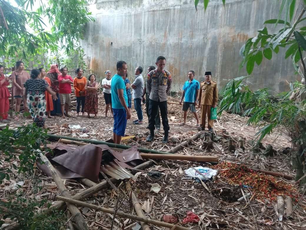 Polisi mengecek lokasi penemuan janin. (Foto: Istimewa)