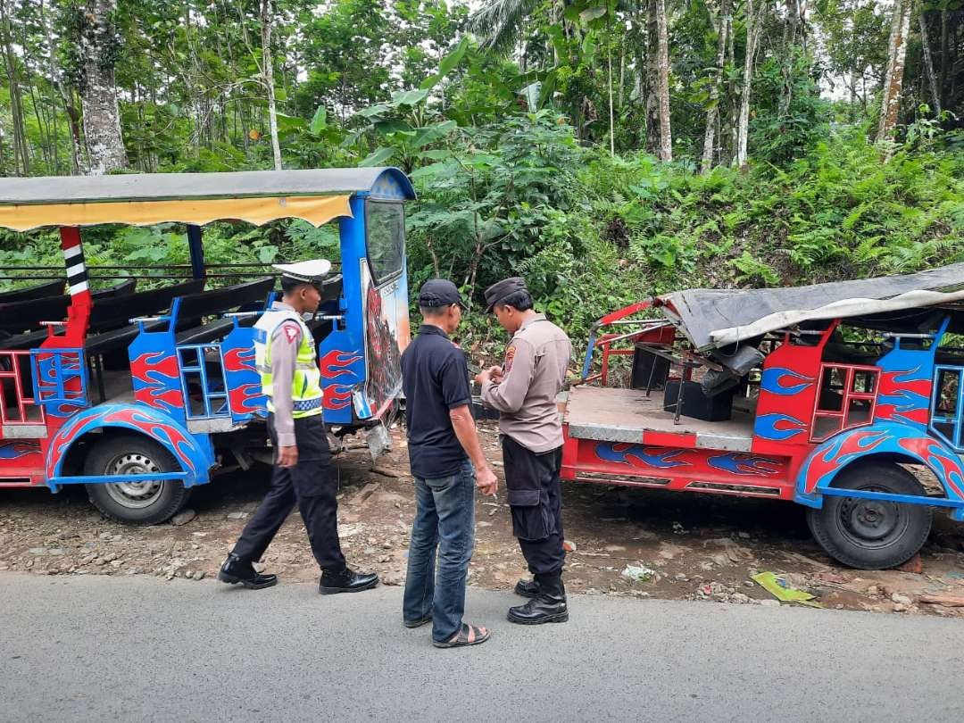 Polisi melakukan olah TKP kereta kelinci masuk jurang (Foto: Istimewa)