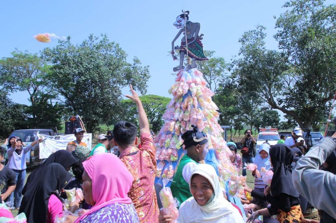 Bupati Ngawi Ony Anwar Harsono yang menyempatkan hadir di acara Festival Moto Gareng di Desa Dumpilngan Pitu Ngawi pada Senin 26 Juni 2023.(Foto: ngawikab)