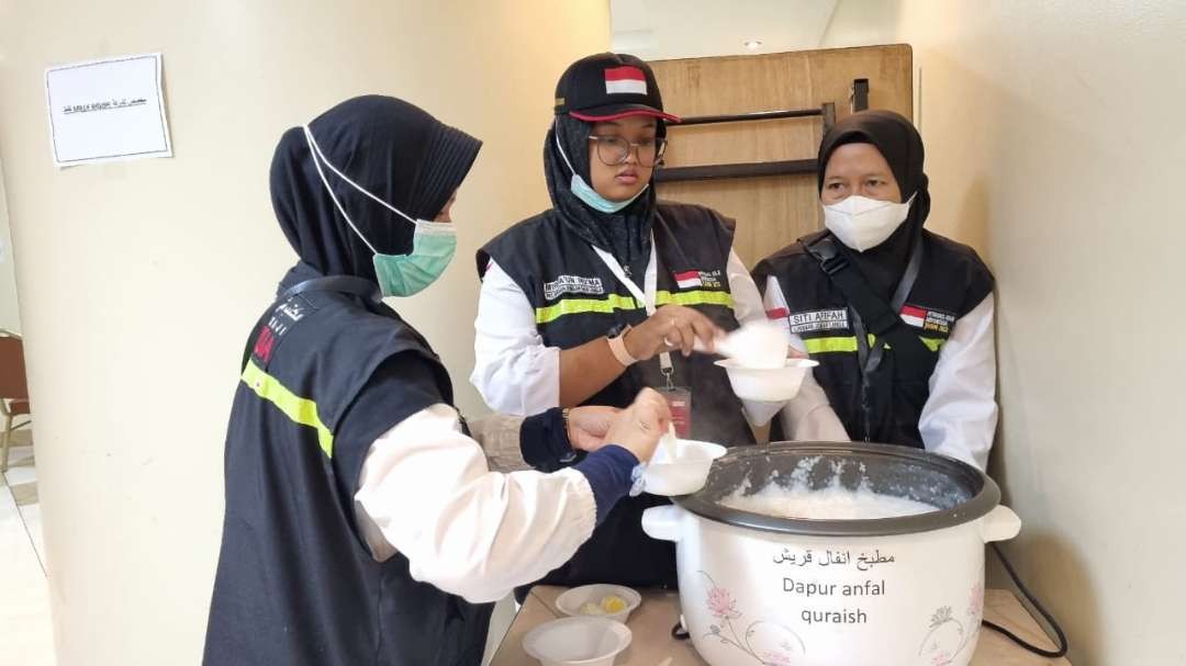 Petugas menyajikan bubur untuk jemaah haji lansia. (Foto: Istimewa)