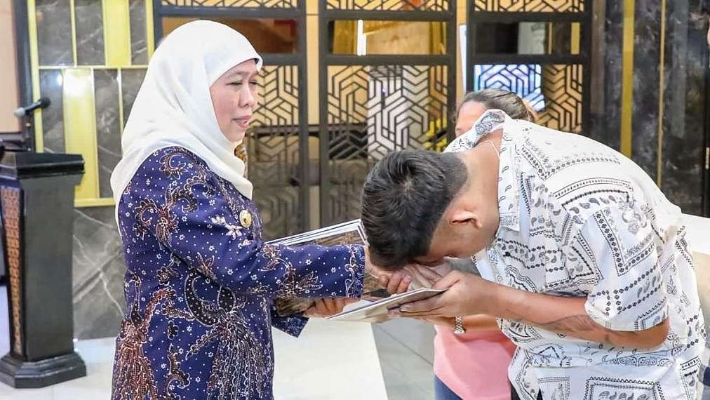 Gubernur Jatim, Khofifah Indar Parawansa (kiri) saat menerima kepulangan enam PMI di Mapolda Jatim, Surabaya, Senin 26 Juni 2023. (Foto: Humas Prov Jatim)