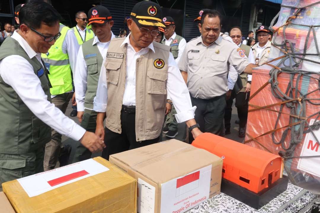 Menko PMK Muhadjir Effendy melepas bantuan kemanusiaan dari masyarakat Indonesia kepada masyarakat Myanmar yang menjadi korban bencana Siklon Mocha di Bandara Sokarno-Hatta, Tangerang, Banten, Senin 26 Juni 2023. (Foto: Menko PMK Muhadjir Effendy melepas bantuan kemanusiaan dari masyarakat Indonesia kepada masyarakat Myanmar yang menjadi korban bencana Siklon Mocha di Bandara Sokarno-Hatta, Tangerang, Banten, Senin 26 Juni 2023.(Foto: Istimewa)