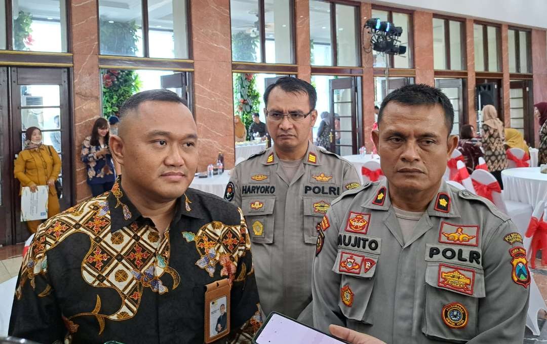 Direktur Utama Perusahaan Daerah Pasar Surya Surabaya Agus Priyo bersama Kepala Satuan Pengamanan Objek Vital Polrestabes Surabaya Komisaris Polisi Mujito ditemui di Balai Kota Surabaya. (Foto: Pita Sari/Ngopibareng.id)