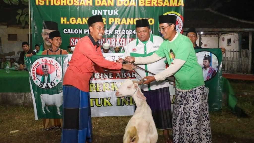 Relawan Santrine Abah Ganjar saat menyerahkan sedekah hewan kurban. (Foto: Istimewa)