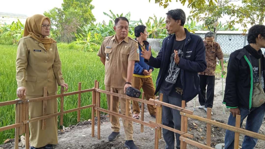 Kepala Dinas Pariwisata dan Kebudayaan Lamongan, Siti Rubikah dan Camat Lamongan, Agus Hendrawan beserta tim Balai Pelestarian Kebudayaan (BPK) Wilayah XI Jawa Timur di area Situs Jetis, Lamongan. (Foto: Imron Rosidi/Ngopibareng.id)