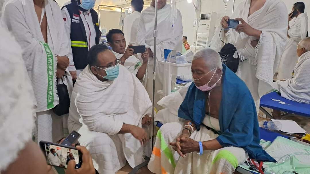 Menteri Agama Yaqut Cholil Qoumas saat berbincang dengan jemaah haji yang sakit usai jalani wukuf di Arafah. (Foto: Istimewa)