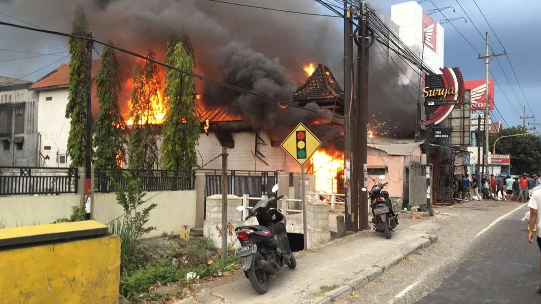 Petugas PMK Lamongan dan ratusan warga membantu pemadaman dan penyelamatan(Foto : Imron Rosidi/ngopibareng.id)