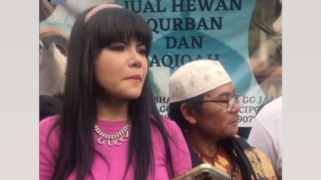 DJ Dinar Candy ditemani sang ayah, Haji Acep, berkurban tiga ekor sapi jumbo untu Idul Adha 2023. (Foto: Instagram)