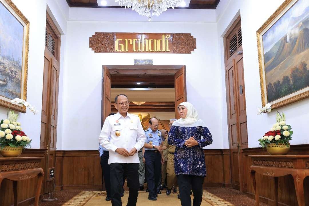 Kakanwil Kemenkumham Jatim Imam Jauhari bersama Gubernur Jatim, Khofifah Indar Parawansa. (Foto: Humas Kemenkumham Jatim)