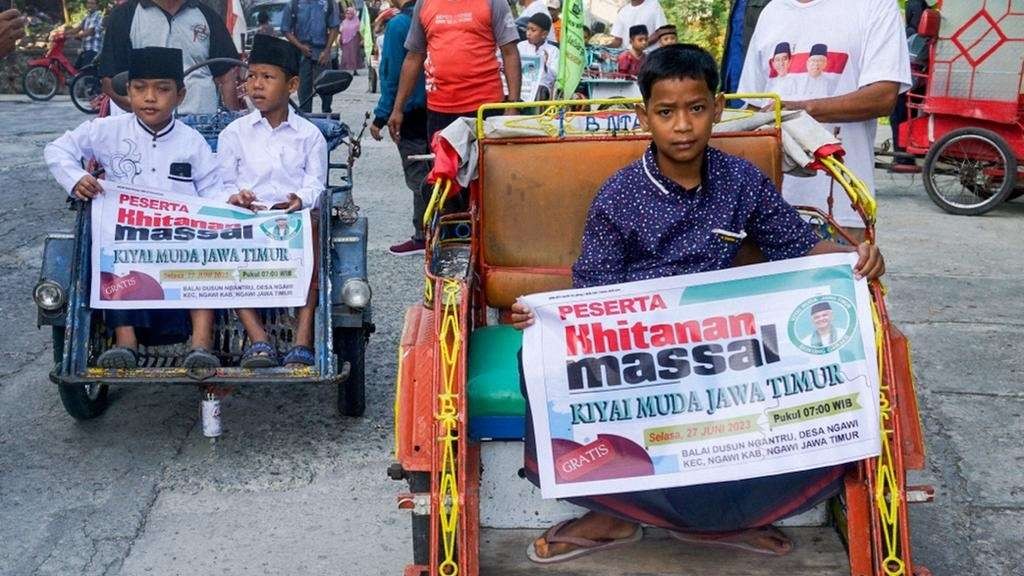 Peserta khitanan massal dikirab sebelum kegiatan. (Foto: Istimewa)