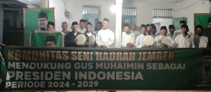 Pegiat seni hadrah Jember membentangkan banner dukungan terhadap Cak Imin (Foto: Dok Pegiat hadrah Jember)