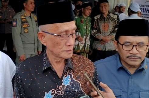 Bupati Bondowoso Salwa Arifin mengimbau pembagian daging kurban tidak menggunakan kresek.(foto: guido/ngopibareng.id)