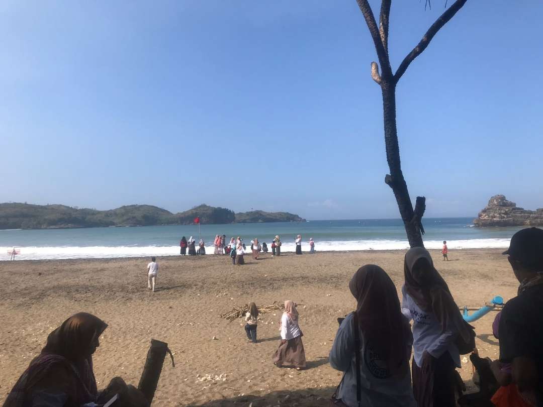 Pengunjung Pantai Serit, Desa Serang, kecamatan Panggungrejo, Kabupaten Blitar, Jawa Timur. (Foto: Choirul Anam/Ngopibareng.id)