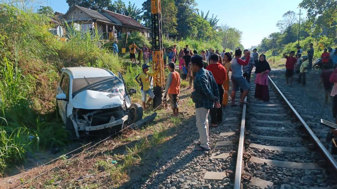 Kondisi mobil setelah tertabrak KA Sritanjung, Rabu 28 Juni 2023. (Foto: Istimewa)