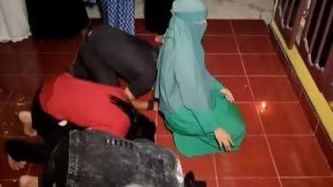 Video viral seorang perempuan menjadi imam salat tiga pria. (Foto: Snack Video ideo)