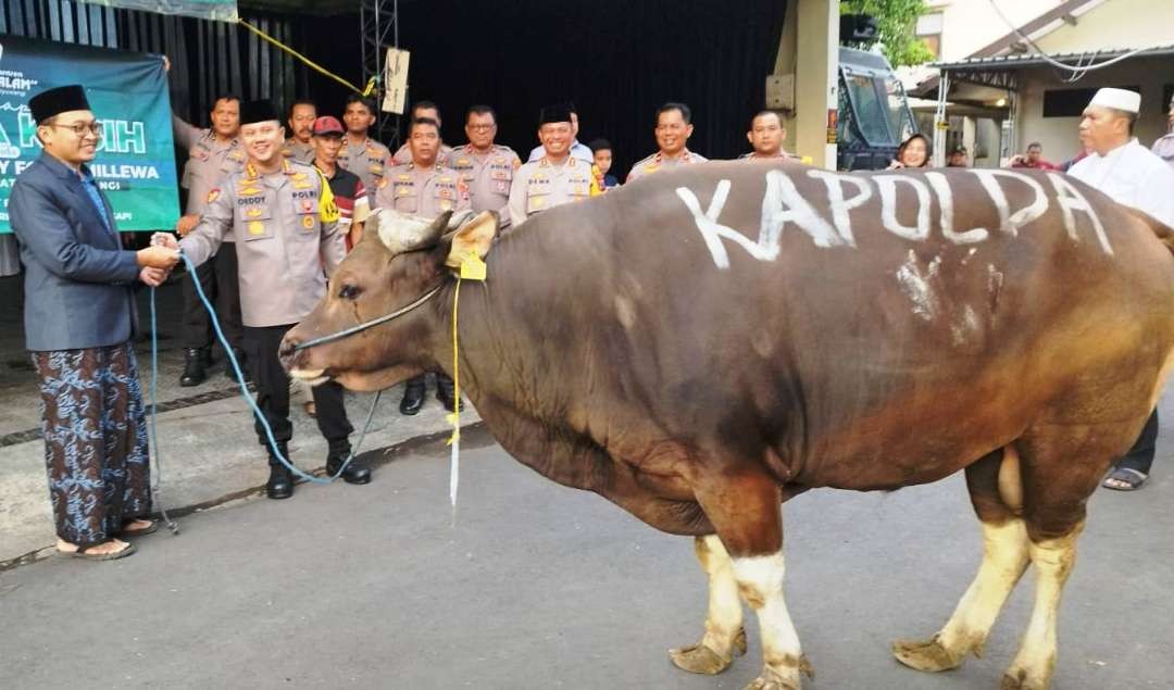 Kapolresta Banyuwangi Kapolresta Banyuwangi, Kombes Pol Deddy Foury Millewa menyerahkan hewan kurban kepada perwakilan pondok pesantren (foto: Muh Hujaini/Ngopibareng.id)