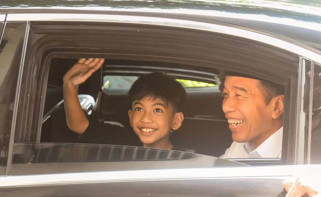 Presiden Jokowi dan keluarga melaksanakan salat Idul Adha di Istana Kepresidenan Gedung Agung, Titik Nol Kilometer Yogyakarta, Kamis 29 Juni 2023. (Foto: Instagram @jokowi)