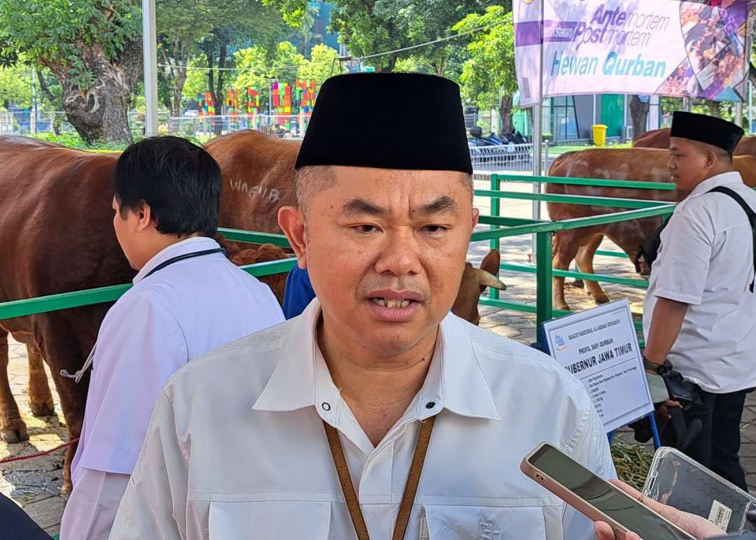 Humas Masjid Nasional Al-Akbar, Helmy M. Noor imbau warga bawa kantong saat salat Idul Adha, Kamis 29 Juni 2023. (Foto: Pita Sari/Ngopibareng.id)