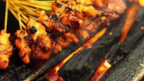 Bakar sate daging kurban. (Foto: Istimewa)