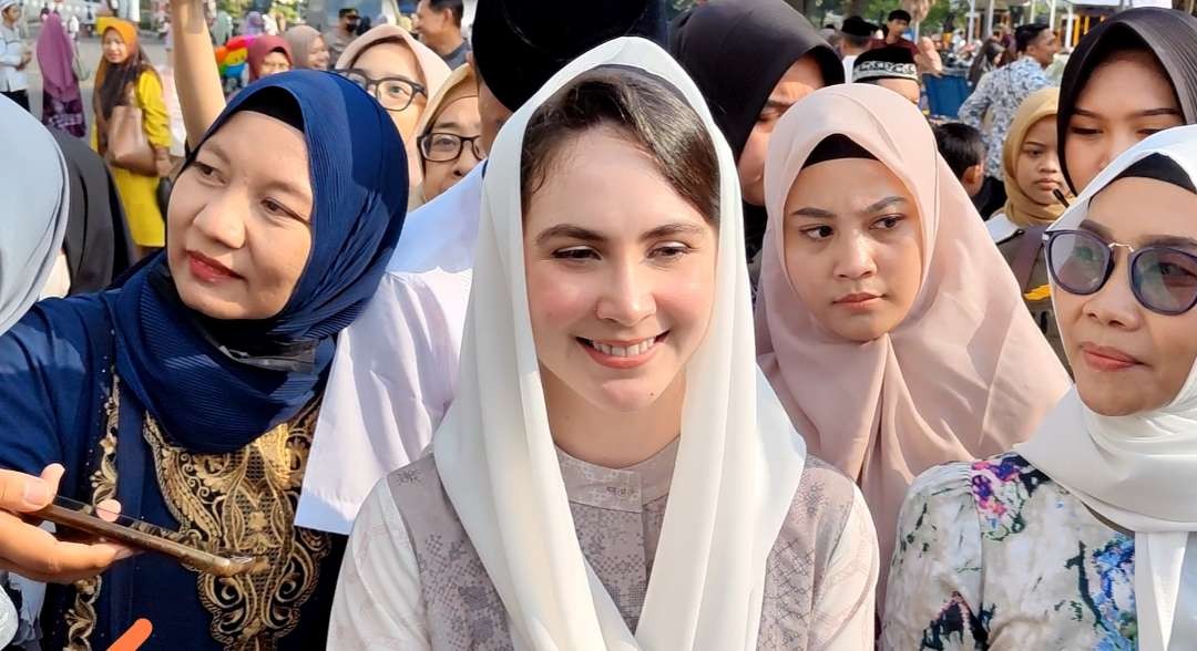 Istri Wagub Jatim, Arumi Bachsin usai salad idul adha di Masjid Al Akbar, Surabaya, Kamis 29 Juni 2023. (Foto: Fariz Yarbo/Ngopibareng.id)