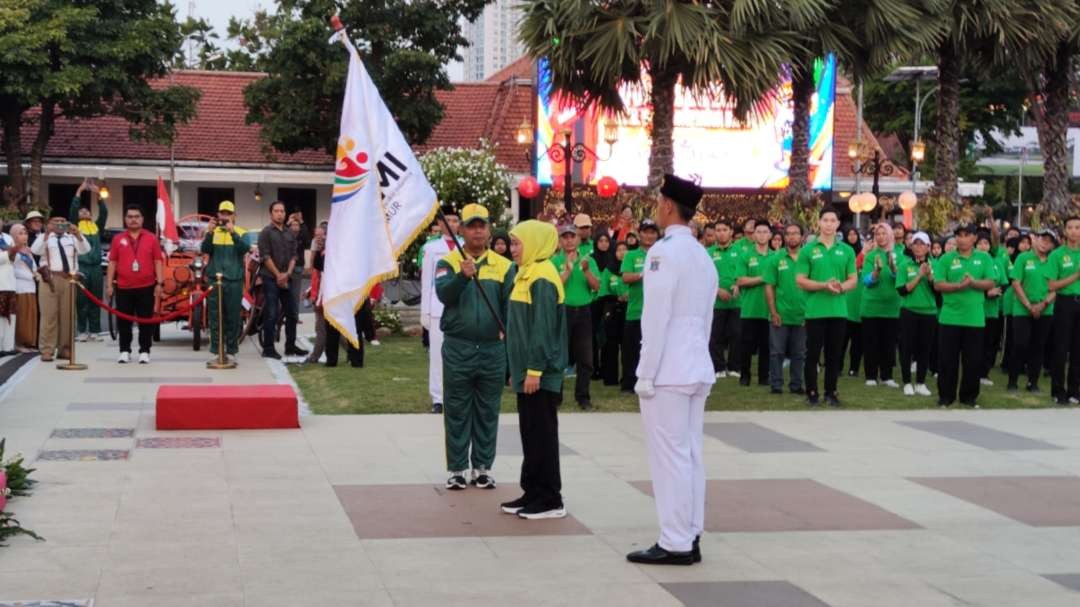 Gubernur Jatim, Khofifah Indar Parawansa saat melepas kontingen KORMI Jatim di Gedung Negara Grahadi, Surabaya, Kamis 29 Juni 2023. (Foto: Fariz Yarbo/Ngopibareng.id)