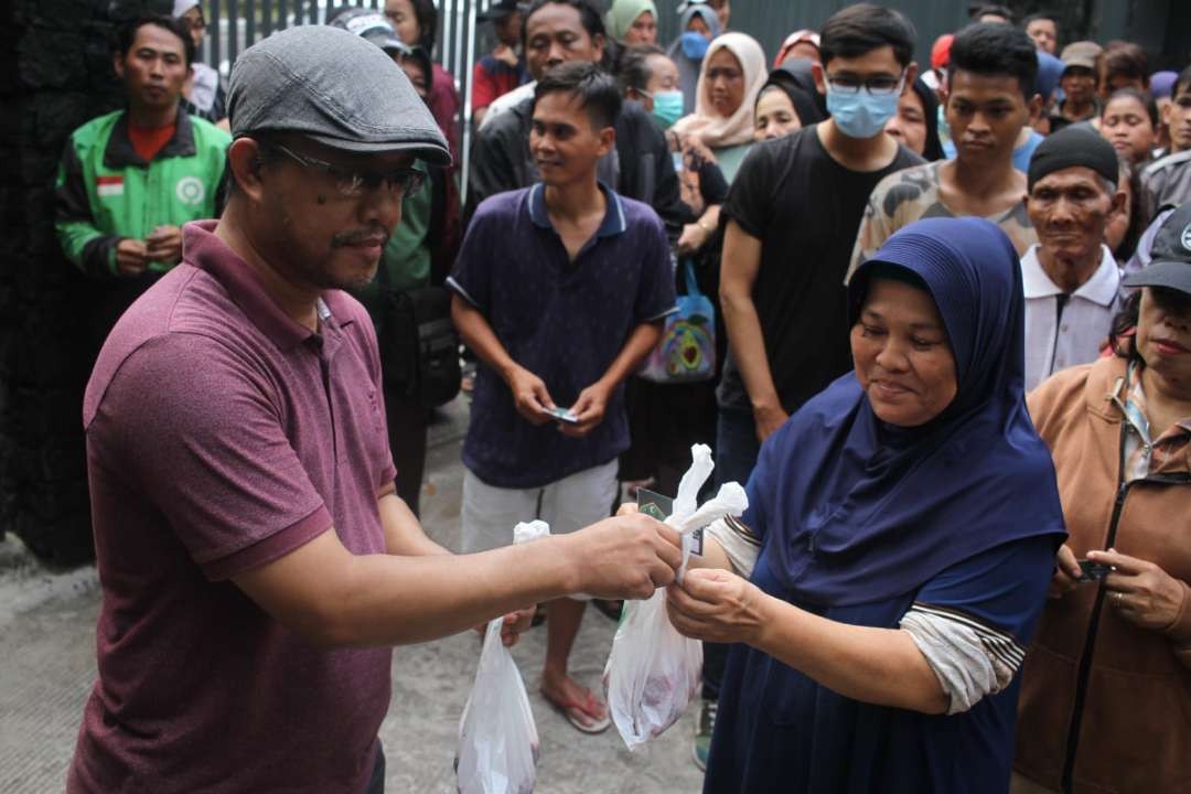 Pembagian daging kurban di Kantor DPP LDII Jl Patal Senayan Jakarta Idul Adha 1444 H warga LDII  menyembelih 43.493 hewan kueban ( Foto: Infokom  LDII)