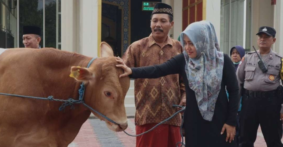 Bupati Ikfina serahkan hewan kurban secara simbolis. (Foto: Dok. Diskominfo Mojokerto)