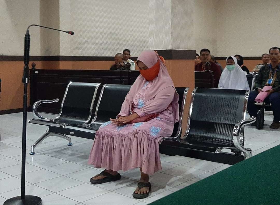 Perempuan berinisial M,67, tahun, warga Desa Jogosatru, Sukodono, yang melempar kotoran manusia ke rumah tetangganya. M dinyatakan bebas murni setelah menjalani masa pidana selama satu bulan penjara di Lapas Kelas IIA Sidoarjo, Jawa Timur. (Foto: Humas Kanwil Kemenkumham Jatim)