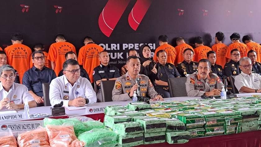 Kabareskrim Komjen Pol Agus Andrianto dan Dirtipidnarkoba Bareskrim Polri Brigjen Pol Mukti Juharsa dalam jumpa pers di Mabes Polri, Jumat 30 Juni 2023. (Foto: dok. pmjnews)