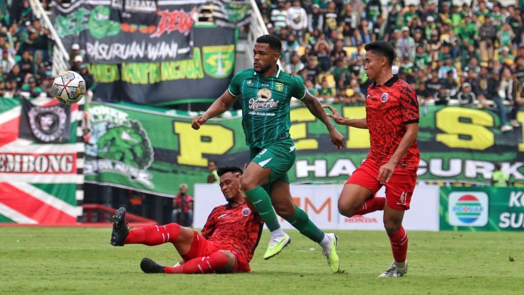 Pemain Persebaya, Paulo Victor (tengah) dipastikan tak akan tampil saat melawan Persis Solo. (Foto: Fariz Yarbo/Ngopibareng.id)