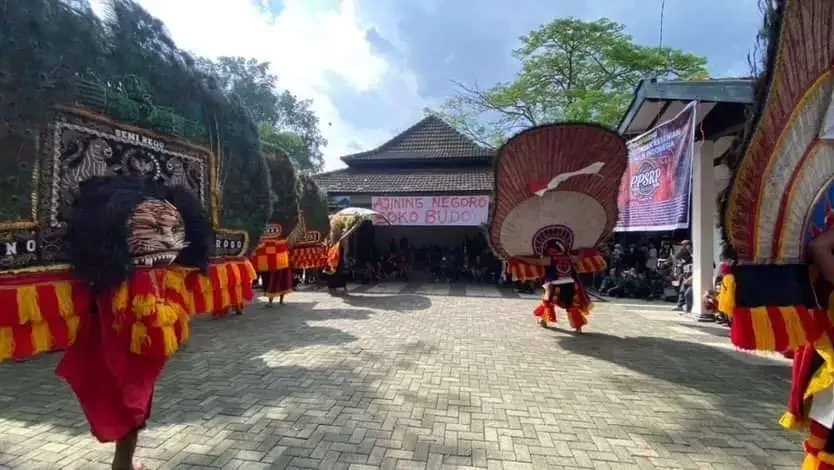 Pertunjukan seni Reog Ponorogo di halaman Dewan Kesenian Malang, Jawa Timur. (Foto: Lalu Theo/Ngopibareng.id)