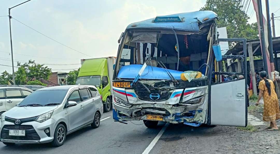 Bus Sumber Rahayu remuk, adu moncong dengan truk wing box di Sidoarjo (foto : Aini/Ngopibareng.id)