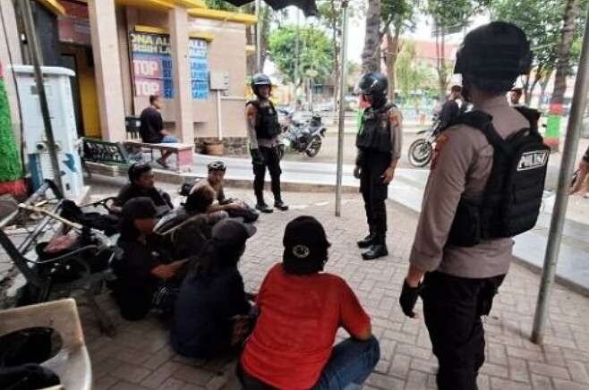 Sembilan pemuda punk kepergok pesta miras diamankan dan dibina di Mapolres Situbondo sebelum dipulangkan ke daerah asalnya.(foto:guido/ngopibareng.id)