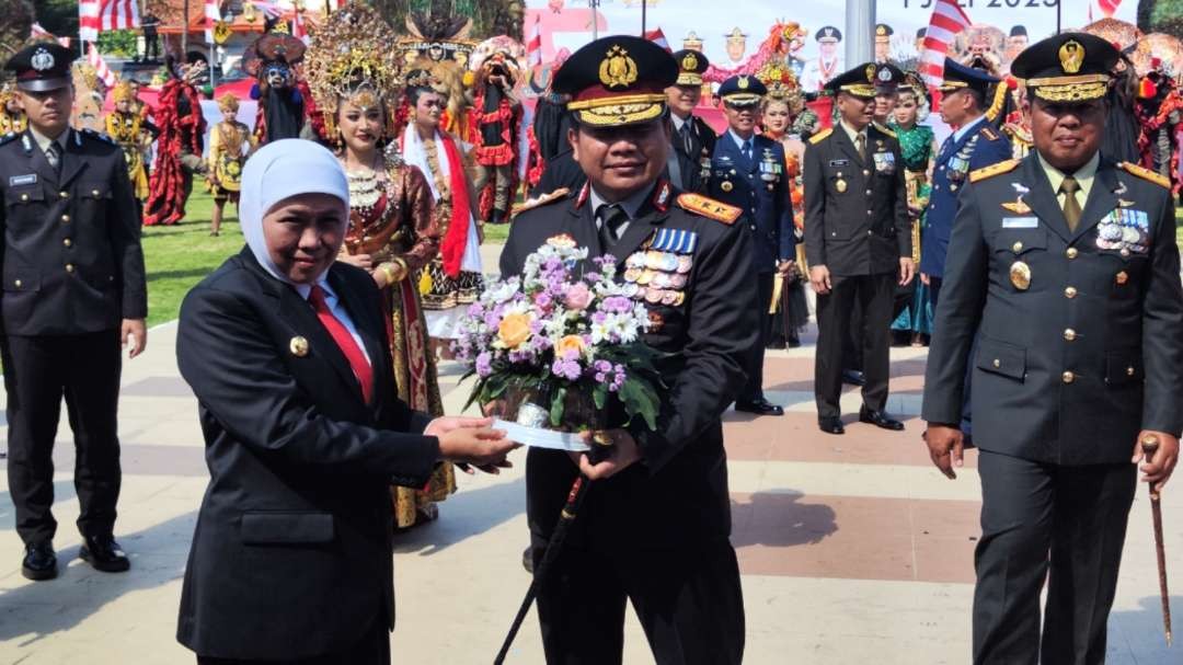 Gubernur Jatim, Khofifah Indar Parawansa memberikan kenang-kenangan kepada Kapolda Jatim Irjen Pol Toni Harmanto dalam peringatan Hari Bhayangkara ke-77 di Gedung Negara Grahadi, Surabaya, Sabtu 1 Juli 2023. (Foto: Fariz Yarbo/Ngopibareng.id)