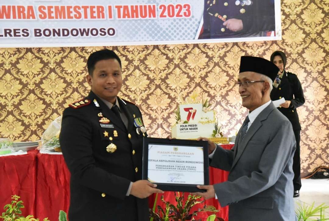 Kapolres Bondowoso AKBP Bimo Ariyanto menerima penghargaan pengungkapan TPPO dari Pemkab yang diserahkan Bupati Salwa Arifin, Sabtu 1 Juli 2023. (Foto: Guido Saphan/Ngopibareng.id)